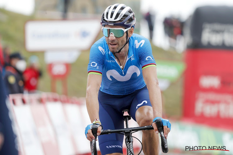 Alejandro Valverde slaat knappe dubbelslag in Ronde van Sicilië (maar komt na de aankomst wel ten val)