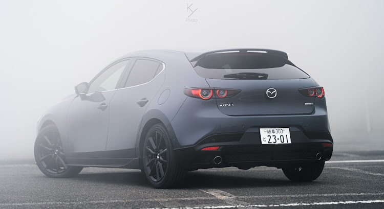 MAZDA3の濃霧・マツダ・写真が好きな人と繋がりたい・マツダのある暮らしに関するカスタム事例の投稿画像1枚目