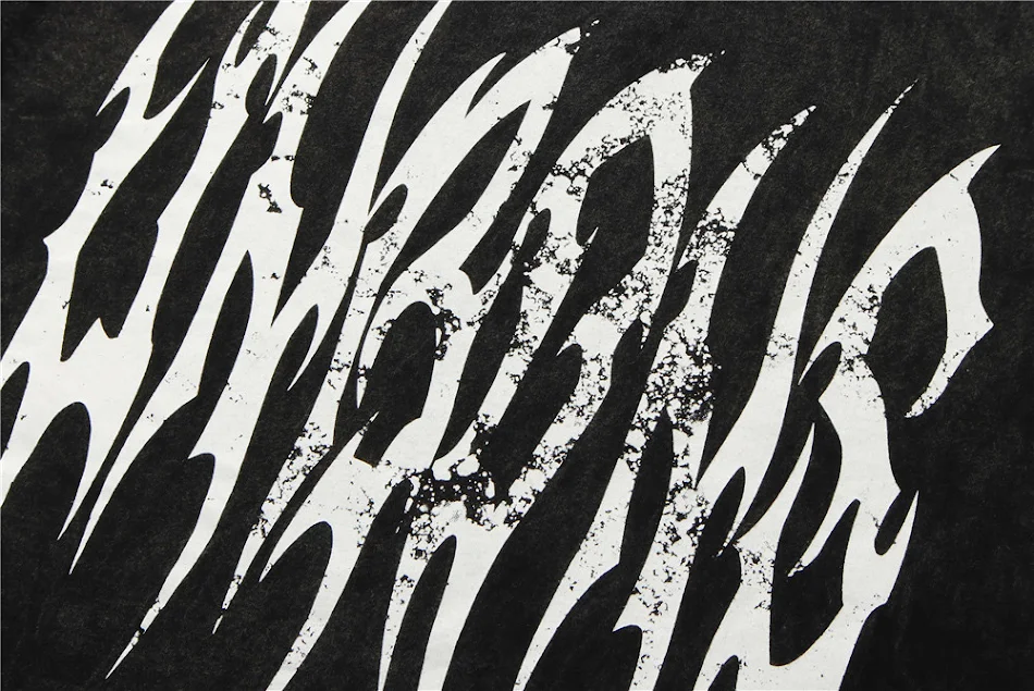 Heren T-shirt met korte mouwen en abstracte donkere print. Comfortabel en modern design voor een unieke uitstraling. Ideaal voor dagelijks gebruik.