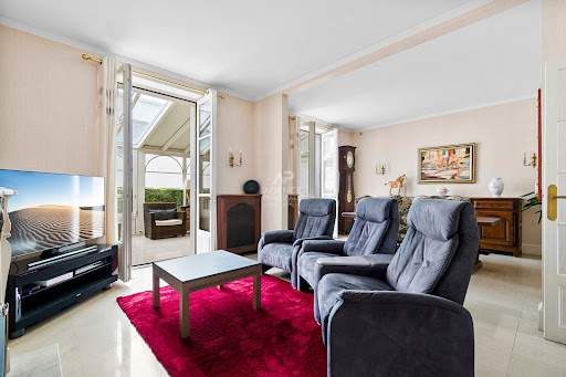Living room with grey armchairs and red carpet - Buy this luxury property in Saint-Germain-en-Laye, 6 rooms, 4 bedrooms