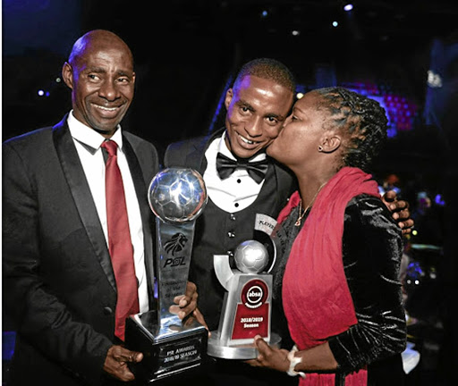 Thembinkosi Lorch with his parents Teboho Mokoena and Thandi Lorch. / Orlando Pirates / Twitter