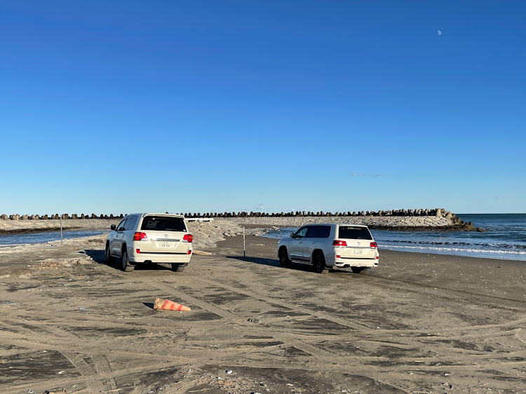 ランドクルーザーの左前輪のみ🤭・ビビリ🥲・エメラルドビーチ滝浜🏖・GRガレージ水戸けやき台・打ち合わせに関するカスタム事例の投稿画像3枚目
