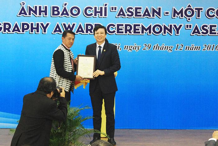 đồng chí Hồ Quang Lợi – Phó Chủ tịch Thường trực HNBVN, Tổng thư ký CAJ (Nhiệm kỳ 2015 -2017) trao cho tác giả đoạt giải Ba