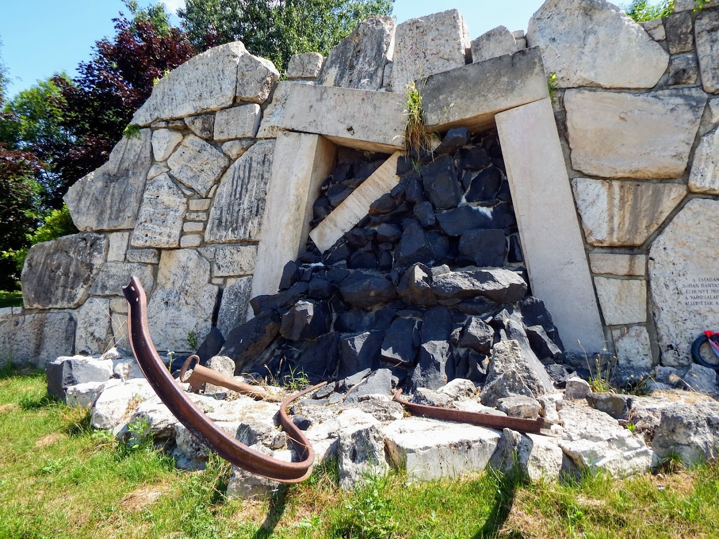 Tatabánya - Bányász-emlékmű a kegyeleti parkban