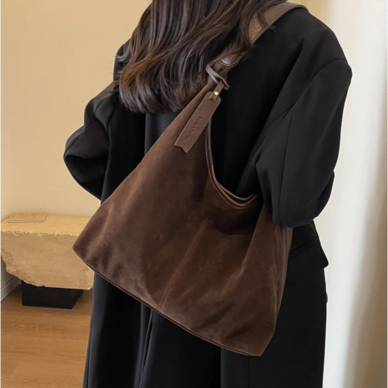 Bolsa de ombro retrô versátil para o dia a dia, trabalho e lazer. Combina com tudo, design elegante e funcional.