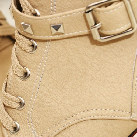 Botas Romanas con cordones y hebilla de cinturón, tachuelas, perfectas para un look audaz y estiloso, ideales para caminar con comodidad y elegancia.