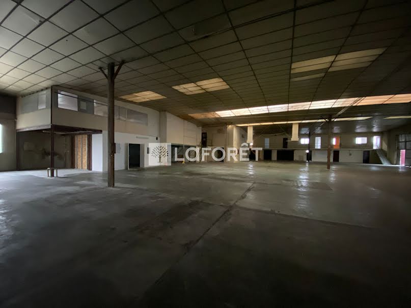 Location  locaux professionnels  5775 m² à Doué-en-Anjou (49700), 6 000 €