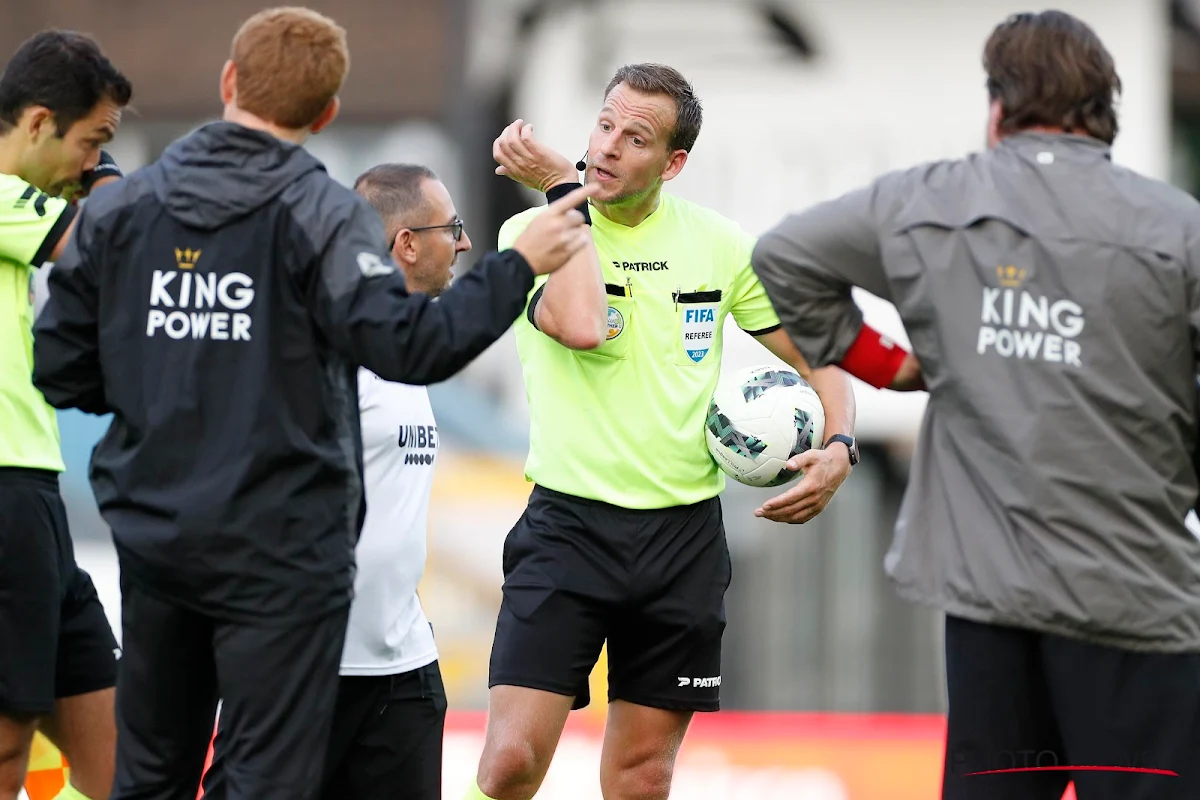 Speeldag 1 en coaches alweer woedend op scheidsrechter na heel vreemde beslissingen