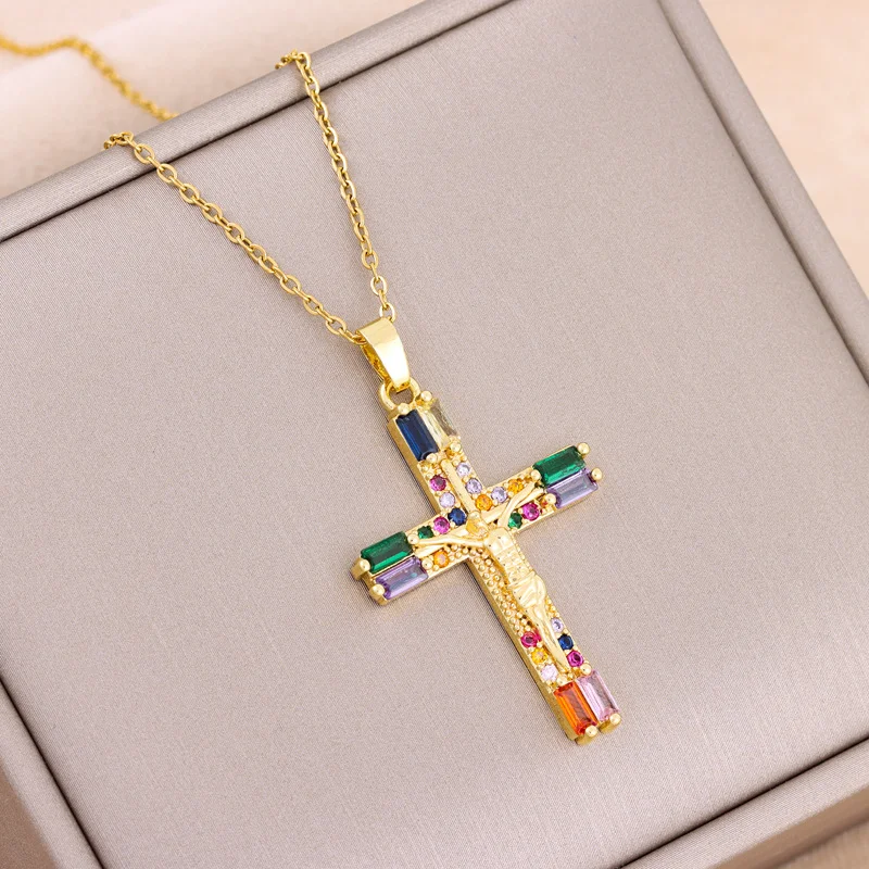 Vintage Bohemian Style titanium stalen kruis ketting met kleurrijke zirkonium. Een unieke en stijlvolle ketting, perfect voor een boho look.