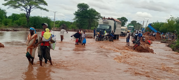 Pedestrians and motorists in flood waters at Kona Punda area in Mororo. Climate change has had adverse effects in the North Eastern region