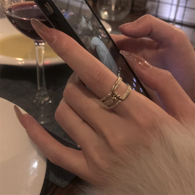 Anel feminino de pérola e zircônia, gracioso e fashion. Um acessório elegante para realçar sua beleza e completar seu look.