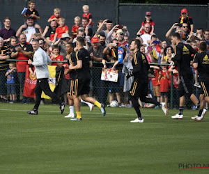 Honderden ontgoochelde Rode Duivels-fans tegengehouden na overrompeling, die vervolgens via verboden route binnen raakten op de open training