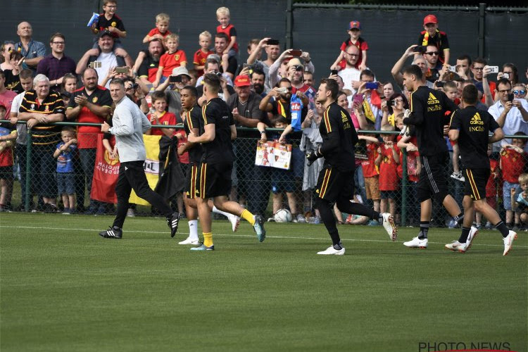 Honderden ontgoochelde Rode Duivels-fans tegengehouden na overrompeling, die vervolgens via verboden route binnen raakten op de open training