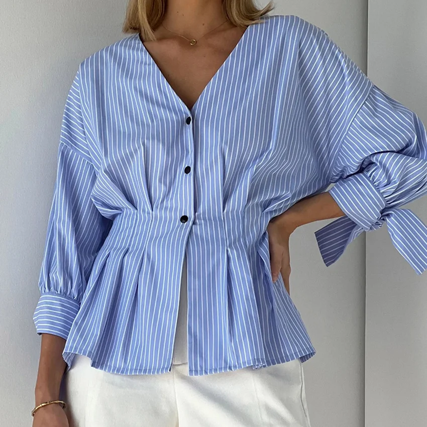 Chemise rayée col en V taille haute design niche tempérament à volants. Un look chic et unique pour sublimer votre silhouette.