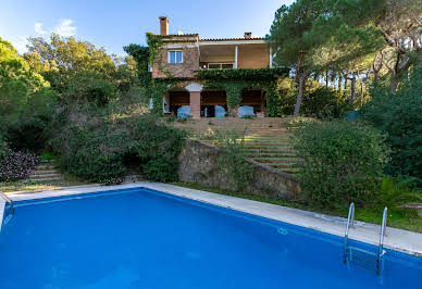 Maison avec piscine et jardin 11