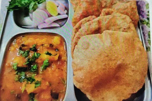 6 Poori With Aloo Sabzi