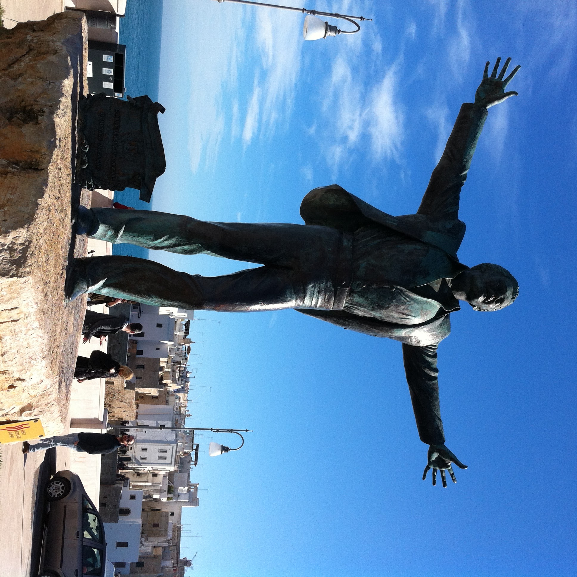 Polignano, monumento a Domenico Modugno di streganunzia