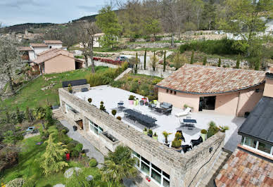 Maison avec piscine et terrasse 1