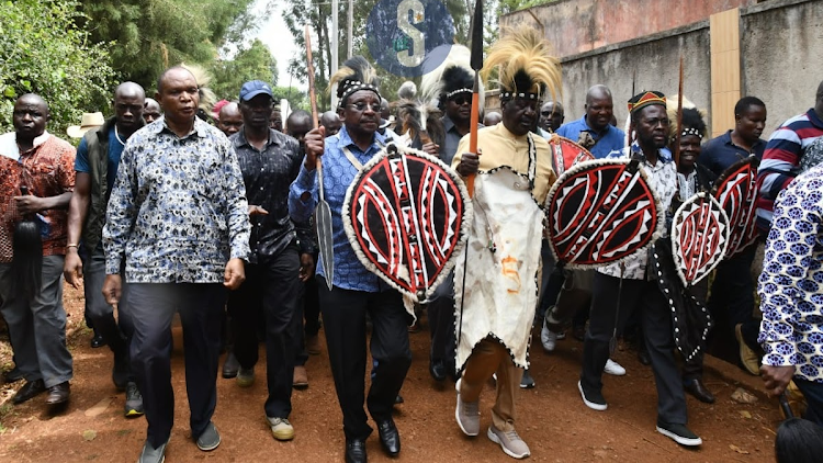 Kiongozi wa Azimio Raila Odinga akiandamana na viongozi kutoka eneo la Nyanza nyumbani kwa Mwenyekiti wa Baraza la Wazee wa Waluo Ker Willis Opiyo Otondi huko Nyahera Jumamosi kabla ya maziko yake Machi 4, 2023.