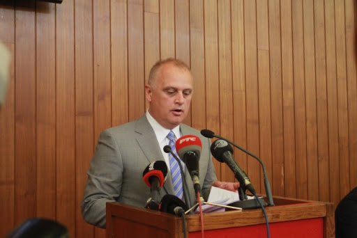 Vesić: Za parkiranje na šinama pet puta viša kazna nego sada
