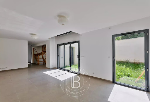 House with garden and terrace 2