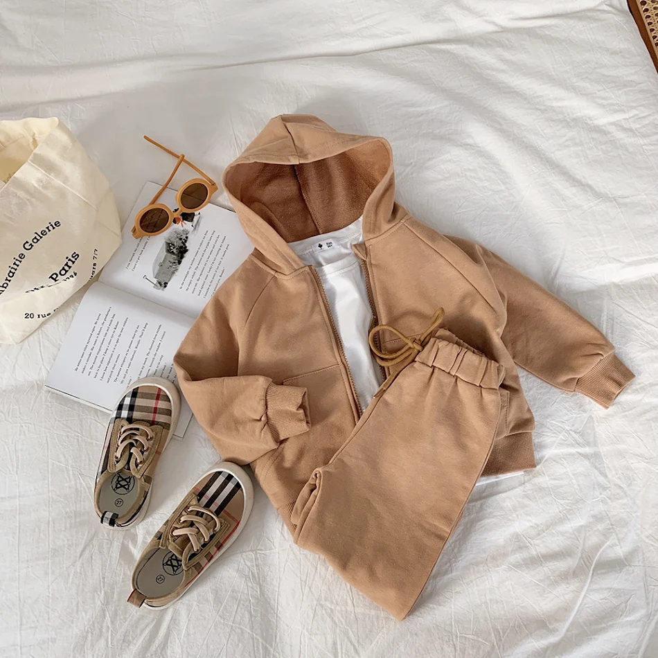 Conjunto deportivo de dos piezas para niño, look otoñal, estilo callejero frito, ideal para deportes y actividades al aire libre.