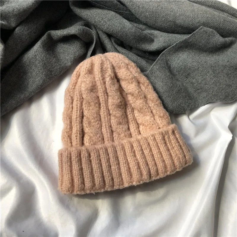 Bonnet torsadé femme en maille unie simple Chaud et élégant Accessoire d'hiver essentiel Confort et style pour un look quotidien