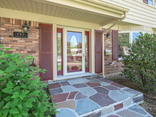 House entrance with brick facade - Prestige property for sale in Manhasset, 4 bedrooms
