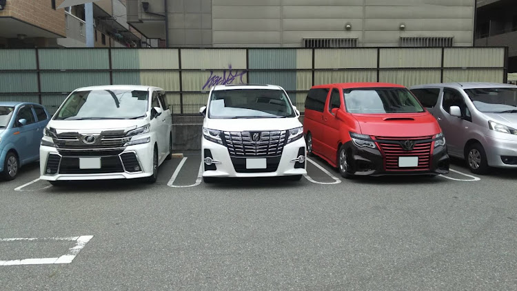 エルグランドのニスモ・顔面スワップ・あけましておめでとうございます・全塗装・顔面移植に関するカスタム事例の投稿画像2枚目