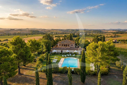 Villa with swimming pool and green garden - Prestige farmhouse for sale in Siena, 30 rooms, 13 bedrooms