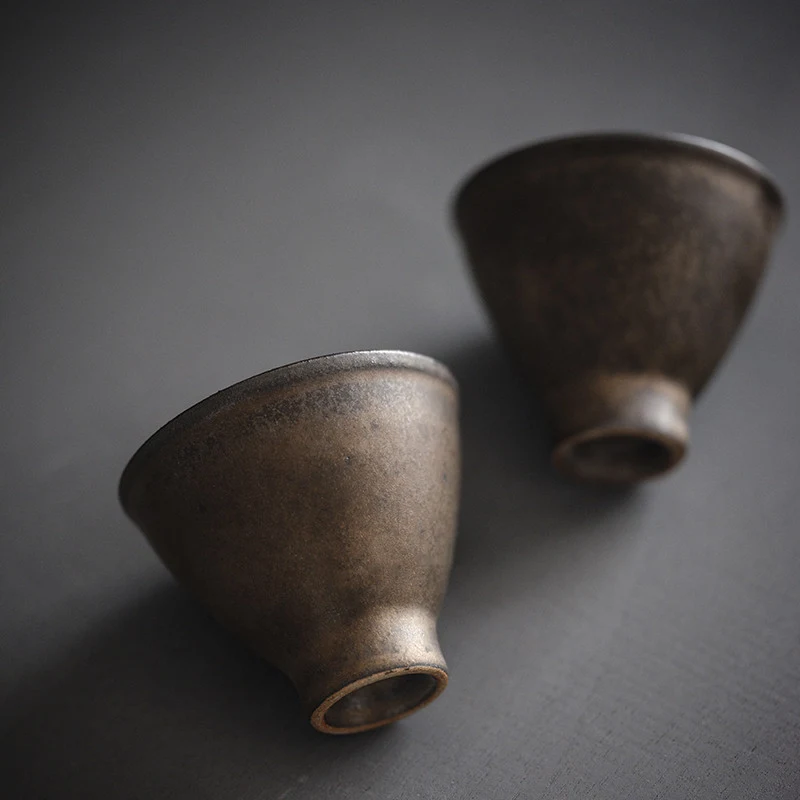 Vintage Japanse theekopje met patina glazuur. Geniet van traditionele thee met elegantie en authenticiteit. Perfect voor een ontspannen moment.