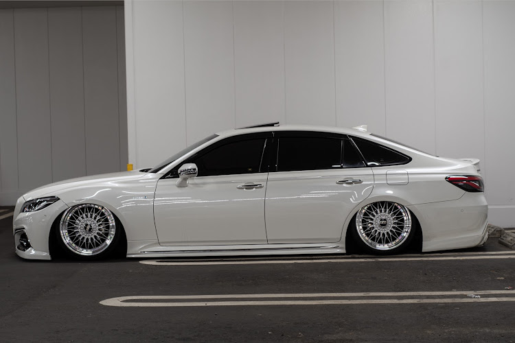クラウンセダンのワンオフ加工・愛車撮影・クラウン乗りと繋がりたい・220系クラウン・RSアドバンスに関するカスタム事例の投稿画像1枚目
