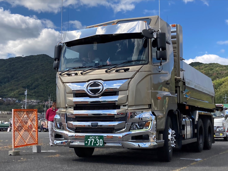 プロフィアの全国美沢グループチャリティー撮影会🚚✨・洗車した甲斐があった・憧れのトラック・中央観光・優しいフォロワーさんに感謝に関するカスタム事例の投稿画像3枚目