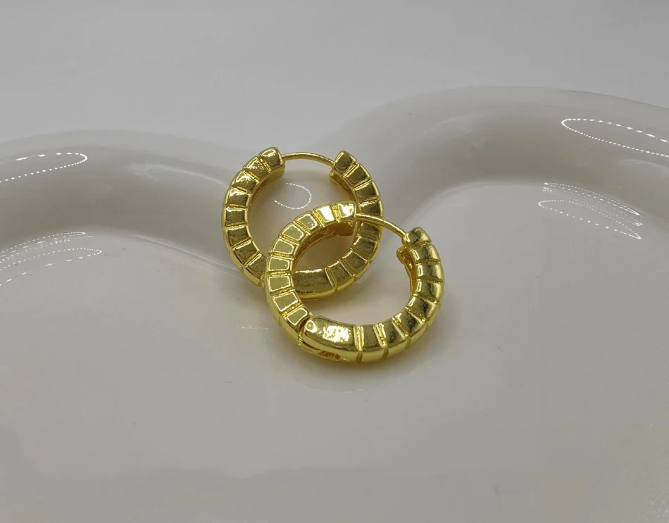 Brincos de pressão simples, ovais e brilhantes com gotas d'água, design geométrico elegante e sofisticado para qualquer ocasião.