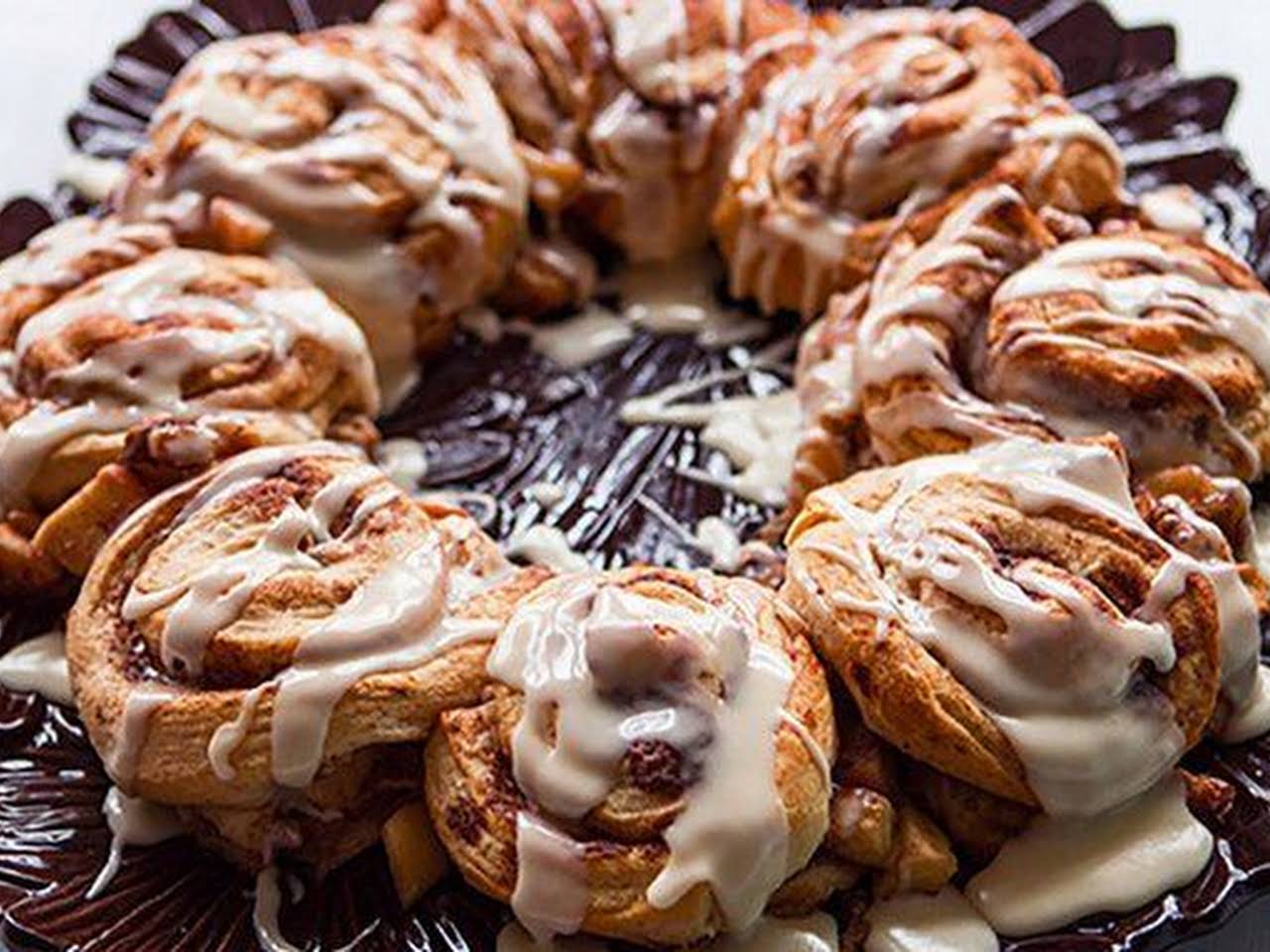 Featured image of post Cinnamon Roll Icing Without Powdered Sugar Try a caramel icing that you cook on the stove before pouring over the cinnamon rolls