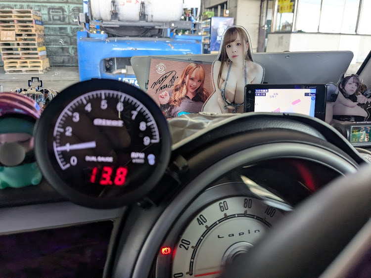 アルトラパンの車内インテリア・両面テープ取り付け・猛暑で粘着が剥がれる・あるあるなの？・西村ニーナﾁｬﾝ公認車輌に関するカスタム事例の投稿画像4枚目