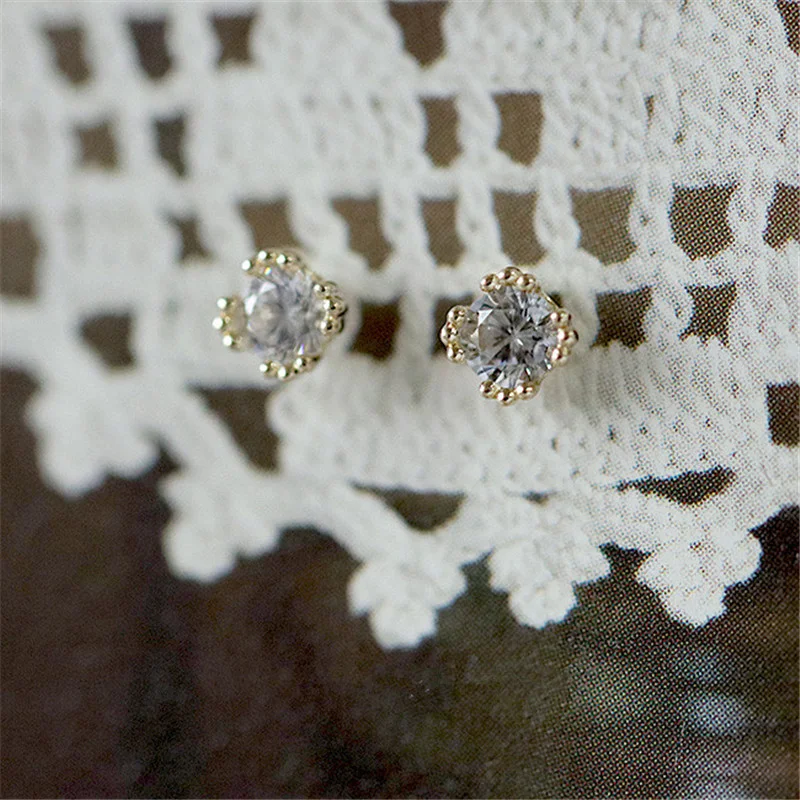 Kleine eenvoudige bloemvormige mini-oorstekers voor meisjes met diamanten, perfect voor een subtiele en schattige look.