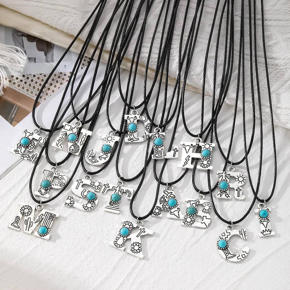 Turquoise Totem Letterketting Vintage Een uniek sieraad. Personaliseer je look met deze vintage letterketting, perfect om je eigen stijl te laten zien en op te vallen.