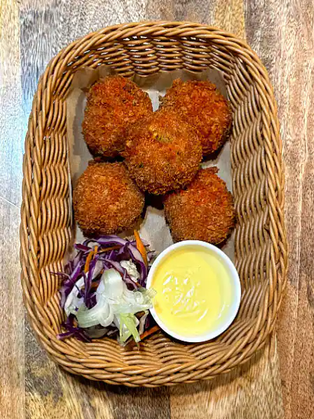 Crumb Fried Chicken Momos With Cheese Dip