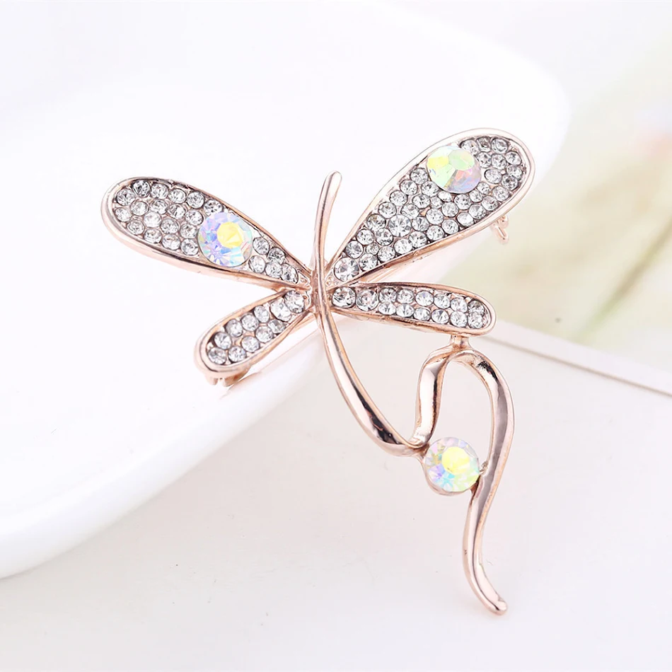 Modieuze kledingbroche met elegante parfumfles. Voeg stijl en geur toe aan je outfit. De perfecte accessoire voor elke gelegenheid.
