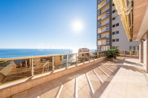 Terrace with sea view and building in this luxury apartment for sale in Monaco ($20,355,701 - 368 m²)