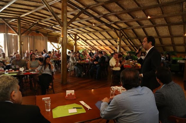 PAULO CÂMARA SE REÚNE COM EMPRESÁRIOS LIGADOS ÀS CÂMARAS DE DIRIGENTES LOJISTAS DO ESTADO