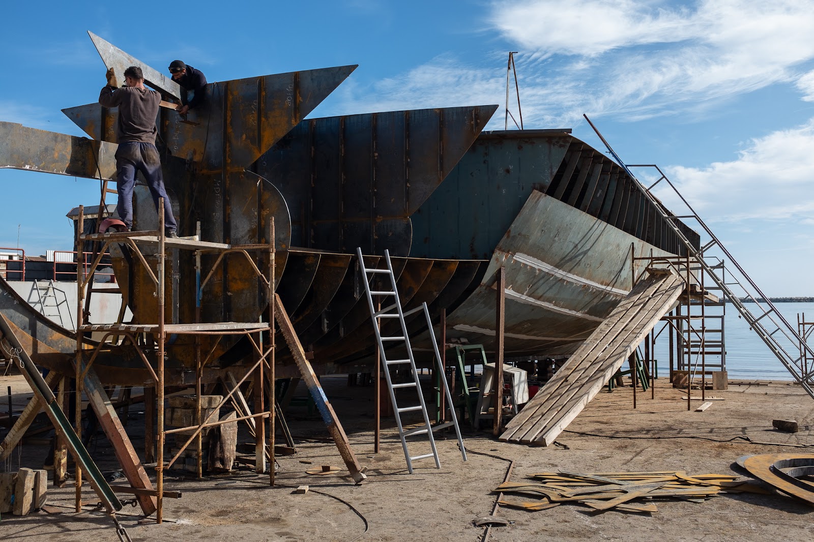 Bau eines Thunfischboots in der Werft von Giamino Asaro in Mahdia, Tunesien. | Foto: ©Davide Mancini