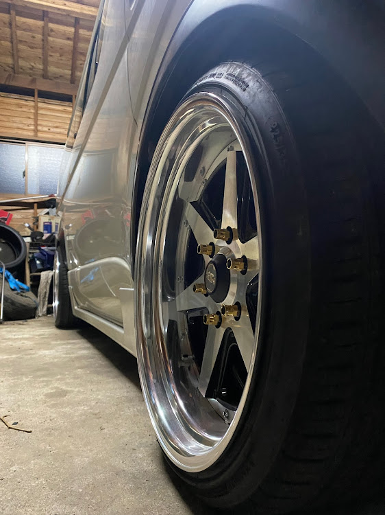 ハイエースバンのDIY・ホイール交換・ハイエース200系・ハイエースカスタム・洒落屯車に関するカスタム事例の投稿画像2枚目