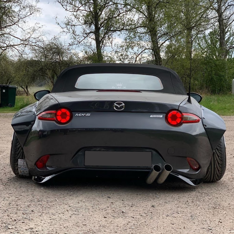 CX-3の美尻になりたい・マフラー交換かマフラーカッターか・いっそ真っ黒に塗ってみようか・そんな問題じゃあない笑笑・シレッと水たまりリフレクション笑笑　上手く撮れた😁✌️に関するカスタム事例の投稿画像2枚目