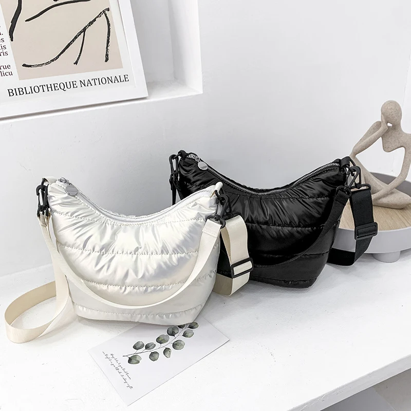 Borsa a tracolla da donna con piume su una spalla, elegante e alla moda. Perfetta per portare con stile i tuoi oggetti essenziali. Ideale per ogni occasione.