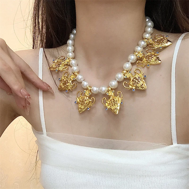 Damen Ohrringe Court Vintage Gravur Metall Strass Perlen, stilvoller Look, ideal für besondere Anlässe, hochwertig.