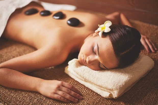 Massage đá nóng tại Manolia được rất nhiều chị em yêu thích