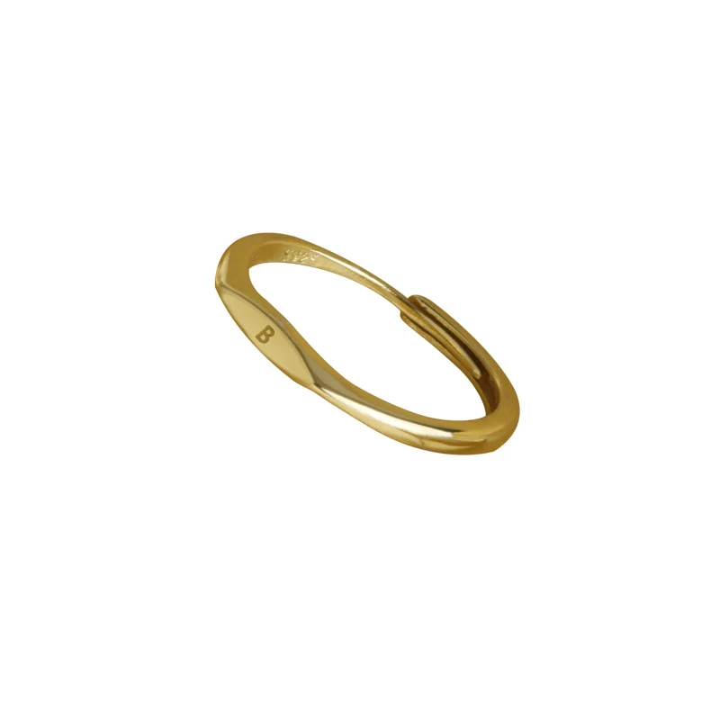Bague de mode femme avec lettres anglaises simples. Un bijou élégant et minimaliste, parfait pour un style discret et personnalisé, ajoutant une touche moderne.