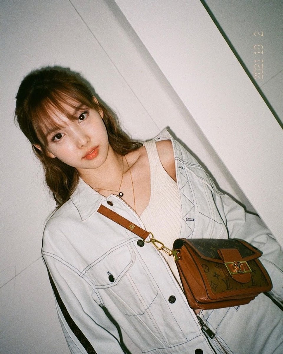 Nayeon Carrying Louis Vuitton : r/twice